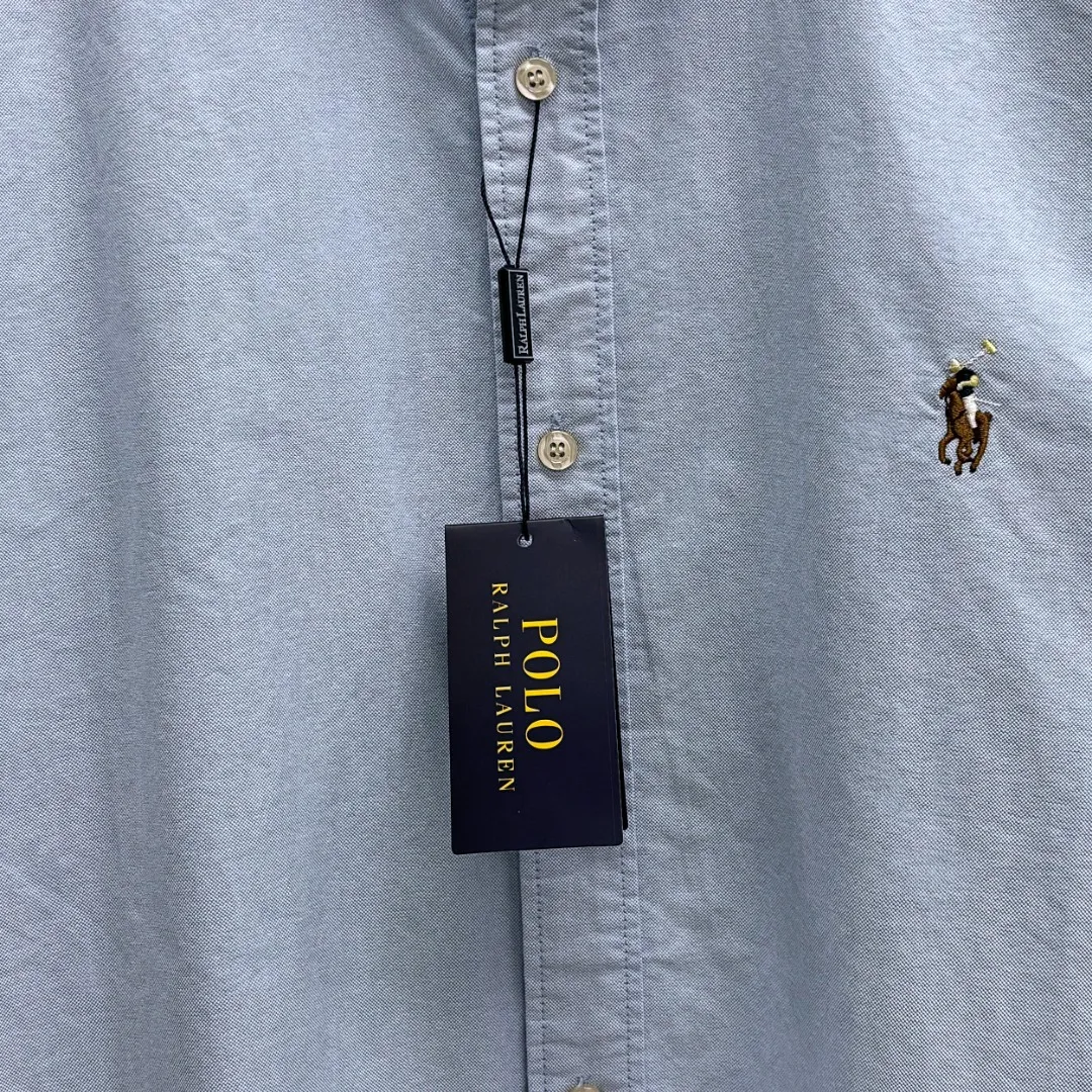 P210 Ralph Lauren/Ralph Lauren cotton oxford embroidered shirt uses 100% cotton oxford fabric. The unique texture of oxford is more textured than ordinary cotton shirts. The 100% cotton material makes it have good breathability. High fabric strength and good wear resistance. Comfortable to wear. Not easy to sweat. Loose fit. The upper body is three-dimensional. The lines are smooth and natural. From the shoulder line to the waistline to the hem, the line transition is smooth. There are no unnecessary folds or accumulations. The whole body is neat and stretched. The chest is embellished with the iconic pony embroidery. Simple but highly recognizable. The color transition of the embroidery thread is natural. The stitches are even and uniform in spacing and size. The stitches can also be connected naturally. The lines are smooth and not stiff. Size: S M L XL
